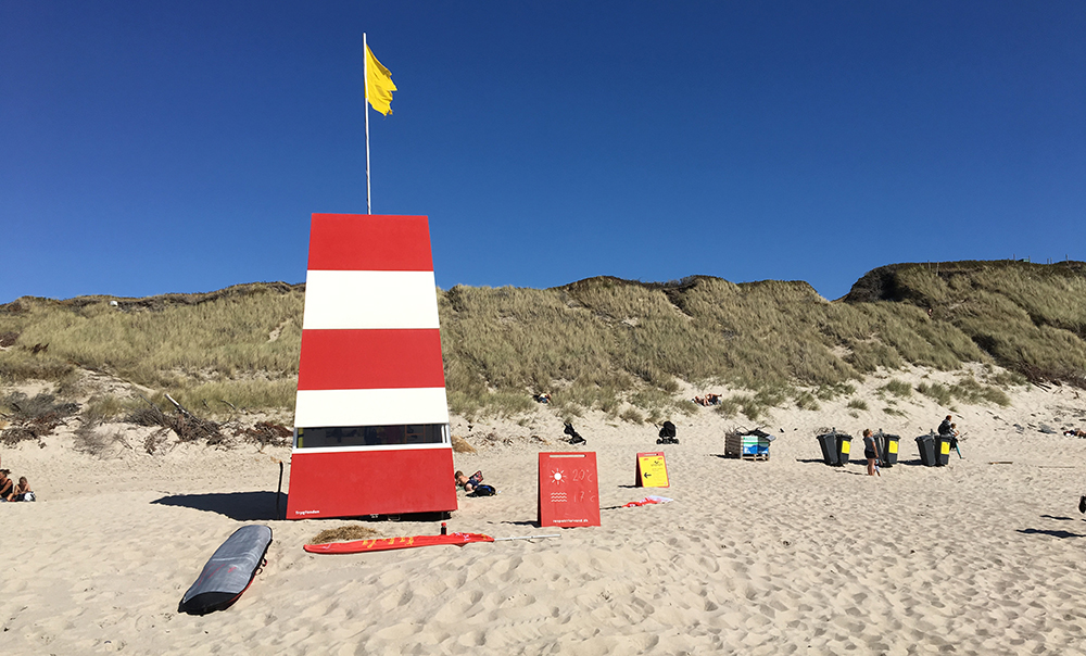 Rettungssschwimmer in Sondervig an der Nordsee in Dänemark