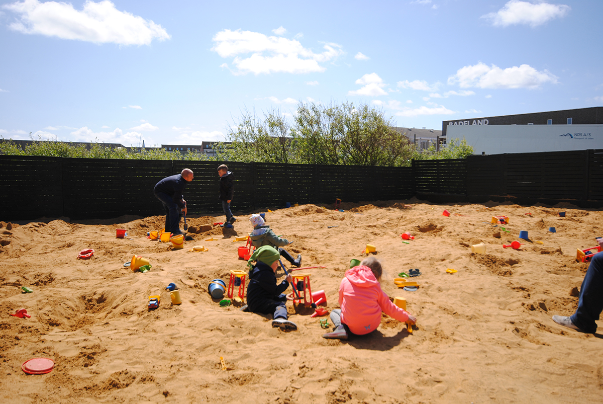 XXL Sandkiste beim Sandskulpturenfestival für kleine Künstler